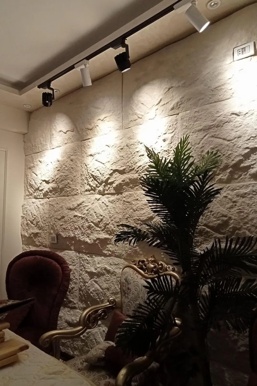 Wandverkleidung in Steinoptik mit Deckenstrahlern